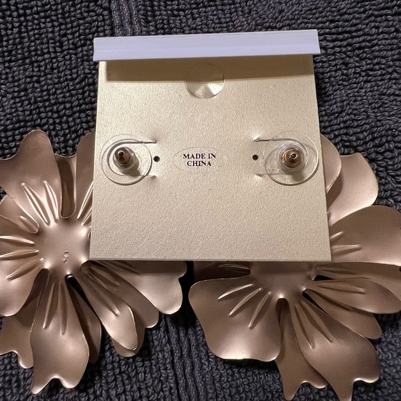 Gold flower earrings - Picture 2 of 3